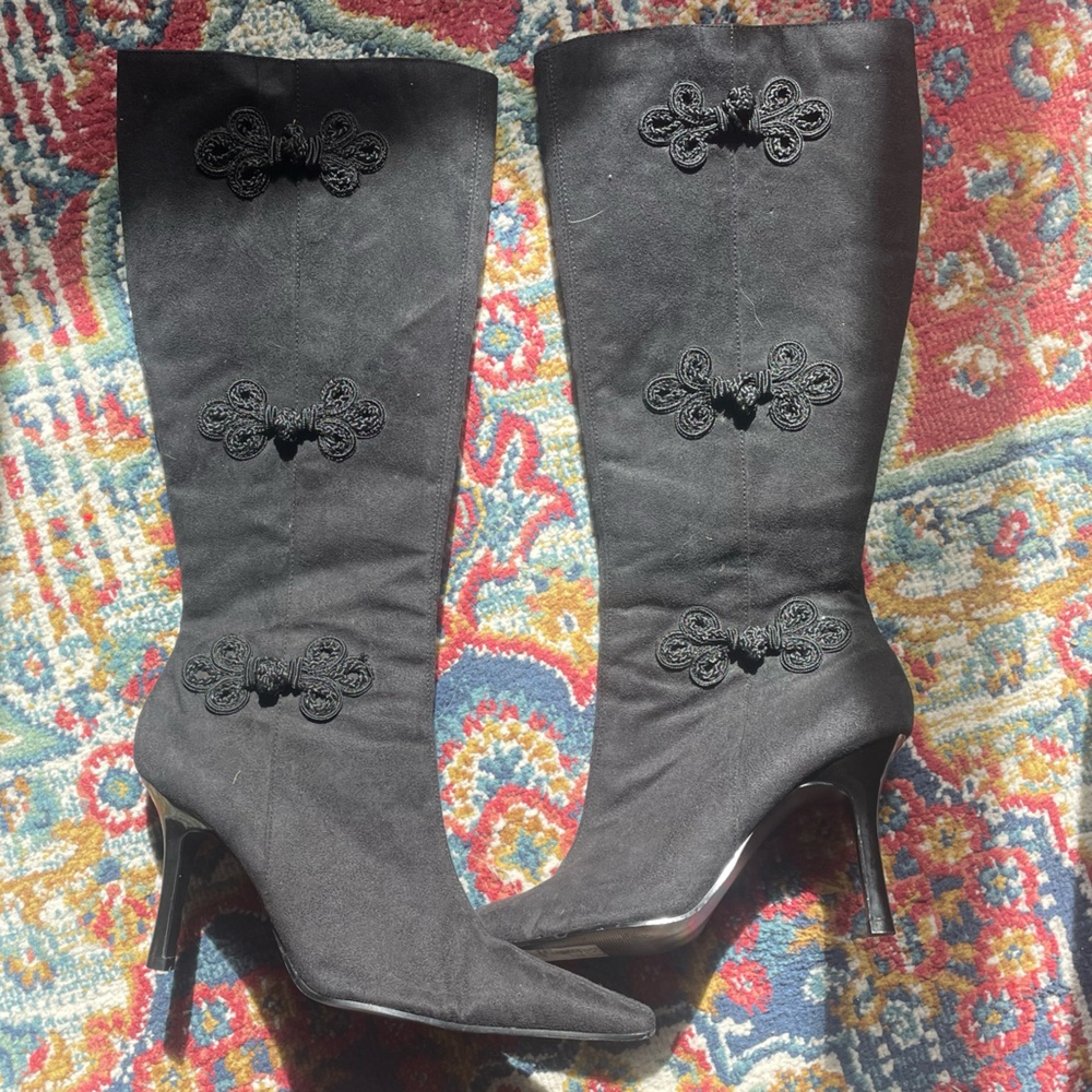 Super stunning black boots with cool detailing